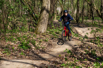 Fototapeta na wymiar cyclist in the mountain, cyclist riding mountain bike in the forest