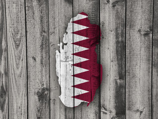 Karte und Fahne von Katar auf verwittertem Holz