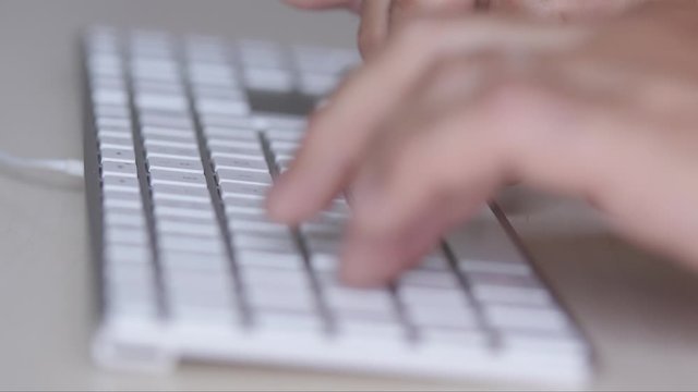 Manos tecleando mac