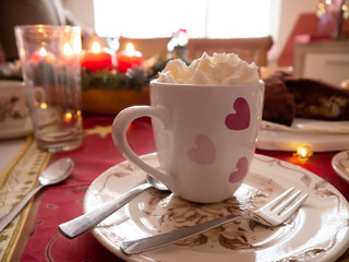 Heiße Schokolade mit Sahne