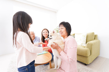 幸せな家族の集合写真
