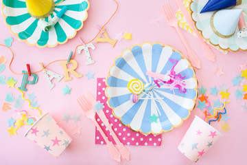 Buntes Geschirr und Deko fuer eine Party