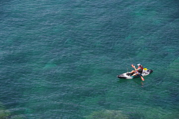 Pécheur de poisson en mer sur un canoé kayak dans un crique des calanques des pyrénées...