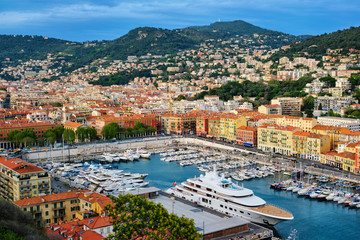Uitzicht op de oude haven van Nice met jachten, Frankrijk
