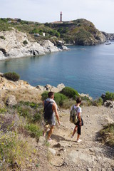 couple de randonneur au bord de la mer