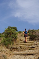 Naklejka premium jeune et jolie randonneuse sur un sentier