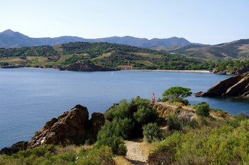 Anse de Paulilles et randonneurs sur le littoral des calanques des pyr&eacute;n&eacute;es orientales