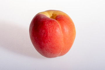 Nectarine seule sur fond blanc