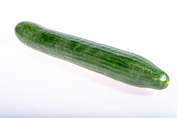 Concombre seul sur fond blanc