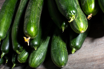 Gros plans de concombres sur bois