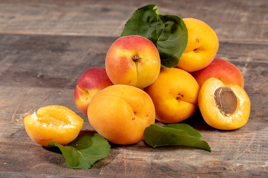 Gros plan d'abricots en vrac avec un abricot coup&eacute;