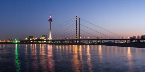 Nachtaufnahme Panorama Düsseldorf Rhein Blaue Stunde