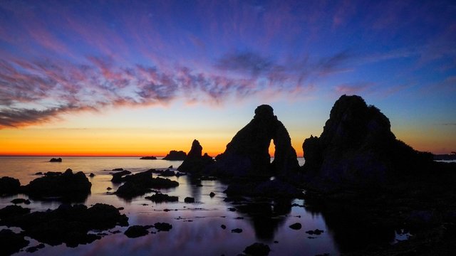 佐渡めおと岩の夕暮れ
