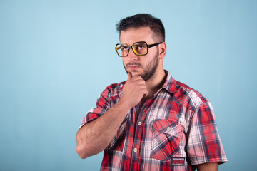 chico joven gafas selfie cara alegre enfermo feliz