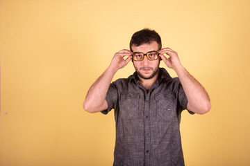 chico sexy joven gafas oficina trabajador fondo amarillo 
