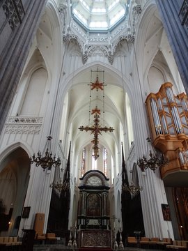 transepto o crucero con altar mayor  catedral de amberes antwerpen flandes belgica