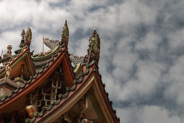 Obraz premium traditional patterns of the ancient Chinese Temple roof at Wat Bhoman Khunaram (Bhoman Khunaram Temple).