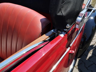 Deutsches Luxus Cabriolet ins Rot und Schwarz der Vierzigerjahre und Nachkriegszeit im Sommer bei Sonnenschein beim Oldtimertreffen im Oldtimer-Park Lippe in Lage bei Detmold in Ostwestfalen-Lippe