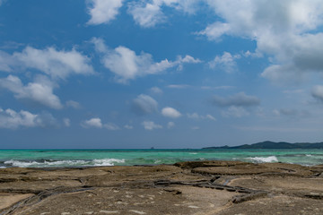 沖縄県久米島の海と畳石