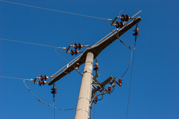 Strommast mit Porzellanisolatoren