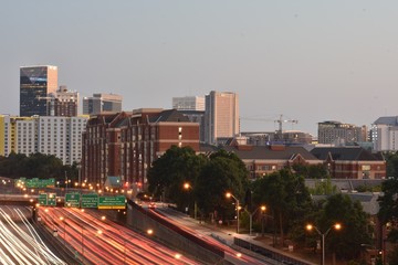 Obraz premium Downtown Atlanta highway with traffic light trails during sunset