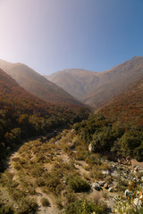 Naklejka premium Pequeño valle de montañas a las cercanía de Santiago // Quebrada Macul