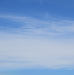 Weiße Wolken vor blauen Himmel - Schleierwolken - Schönwetterwolken