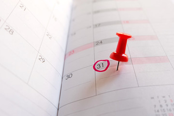 Red push pin on calendar, Red circle on 31. - obrazy, fototapety, plakaty