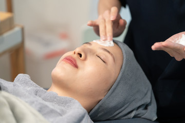 Obraz na płótnie Canvas Rejuvenating facial gas treatment. Face peeling procedure in a beauty clinic.