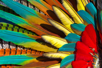 El penacho tiene muchas plumas de aves de colores muy vivos.