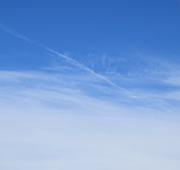 Fototapeta na wymiar Weiße Wolken am blauen Himmel - Schleierwolken - Schönwetterwolken