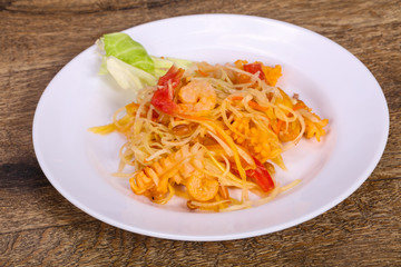 Thai salad with papaya and prawn