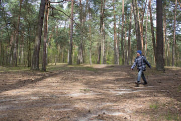 Obraz premium happy boy in the forest,the boy found his way out of the forest, the happy boy found himself and ran to his mother