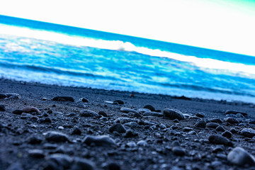 Plage de sable noir au bout du monde