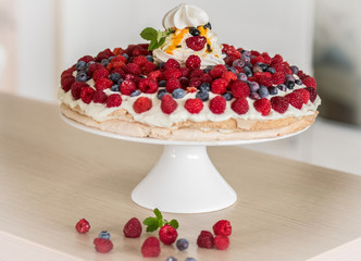 Tort bezowy z malinami © Beenis