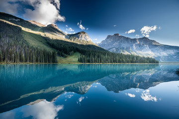 Beautiful emerald lake, Yoho national park, British Columbia, Canada - obrazy, fototapety, plakaty