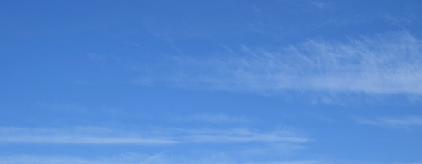 Hintergrund abstrakt weiße Wolken am blauen Himmel