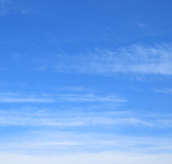 Schleierwolken vor blauen Himmel