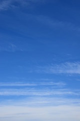 Weiße Schleierwolken vor blauen Himmel