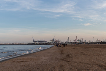 Obraz premium View of the valencian port from the Malvarrosa beach