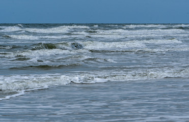 Brechende Wellen auf Amrum an der Nordsee