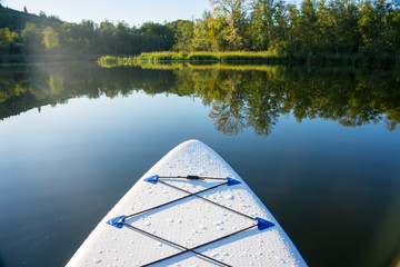 Stand Up Paddling in der Abendsonne: Dahingleiten auf einem wunderschönen Fluß in Oberbayern