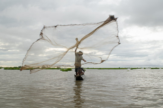 Pescador lanzando atarraya