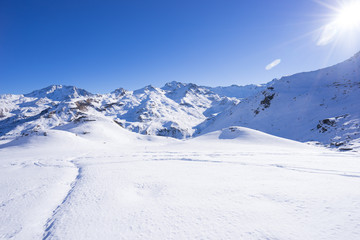 Fototapeta na wymiar Paysage de montagnes enneigées, dans les Alpes françaises