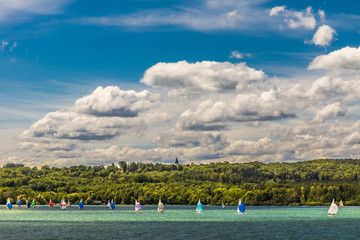 Segelregatta unter weiß-blauem Himmel am Starnberger See