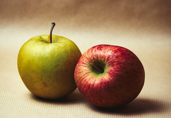 a green and a red apple