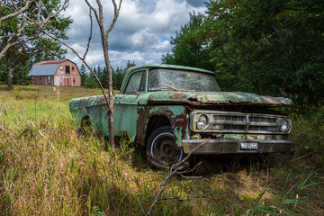 Obraz na płótnie Canvas old rusty pick up truck
