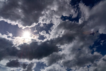 Sonnenstrahlen blitzen durch die Wolken hindurch