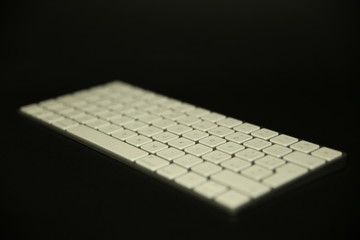 Tastiera computer IMac su sfondo nero