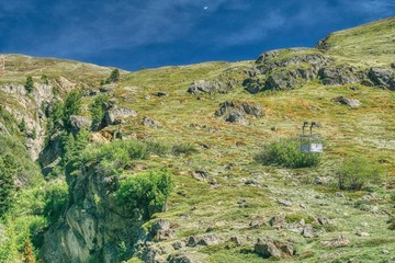 Fototapeta na wymiar widok ze szlaku górskiego w Alpach, górka kolejka linowa do przewozu zaopatrzenia schroniska